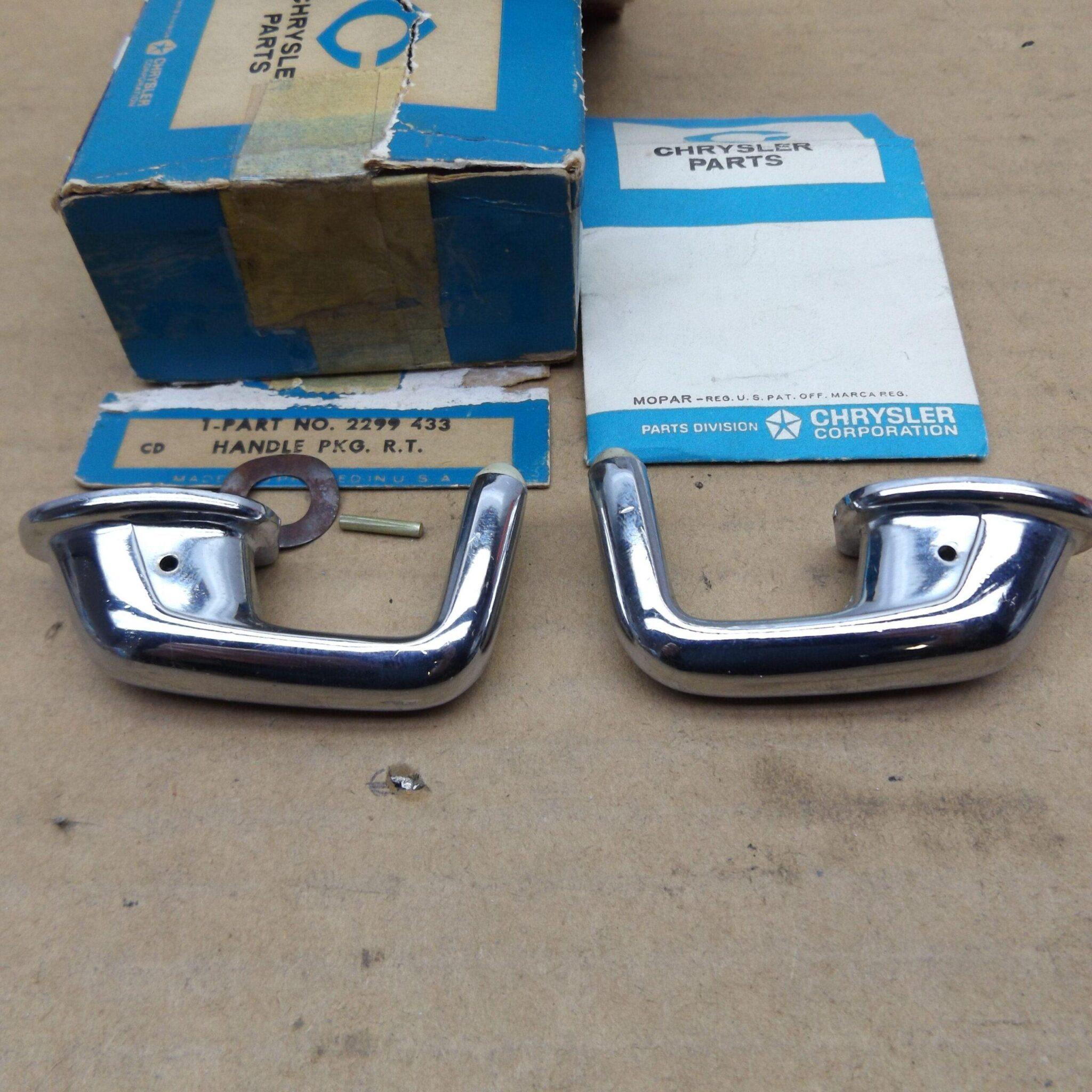 Front Door Vent Wing Handle Pkg 2299433 / 2299434 Pair B body