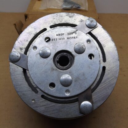 A/C Compressor Pulley and Hub# 2521839 - C - Body - Imperial - 1966-68 - NOS - Image 4