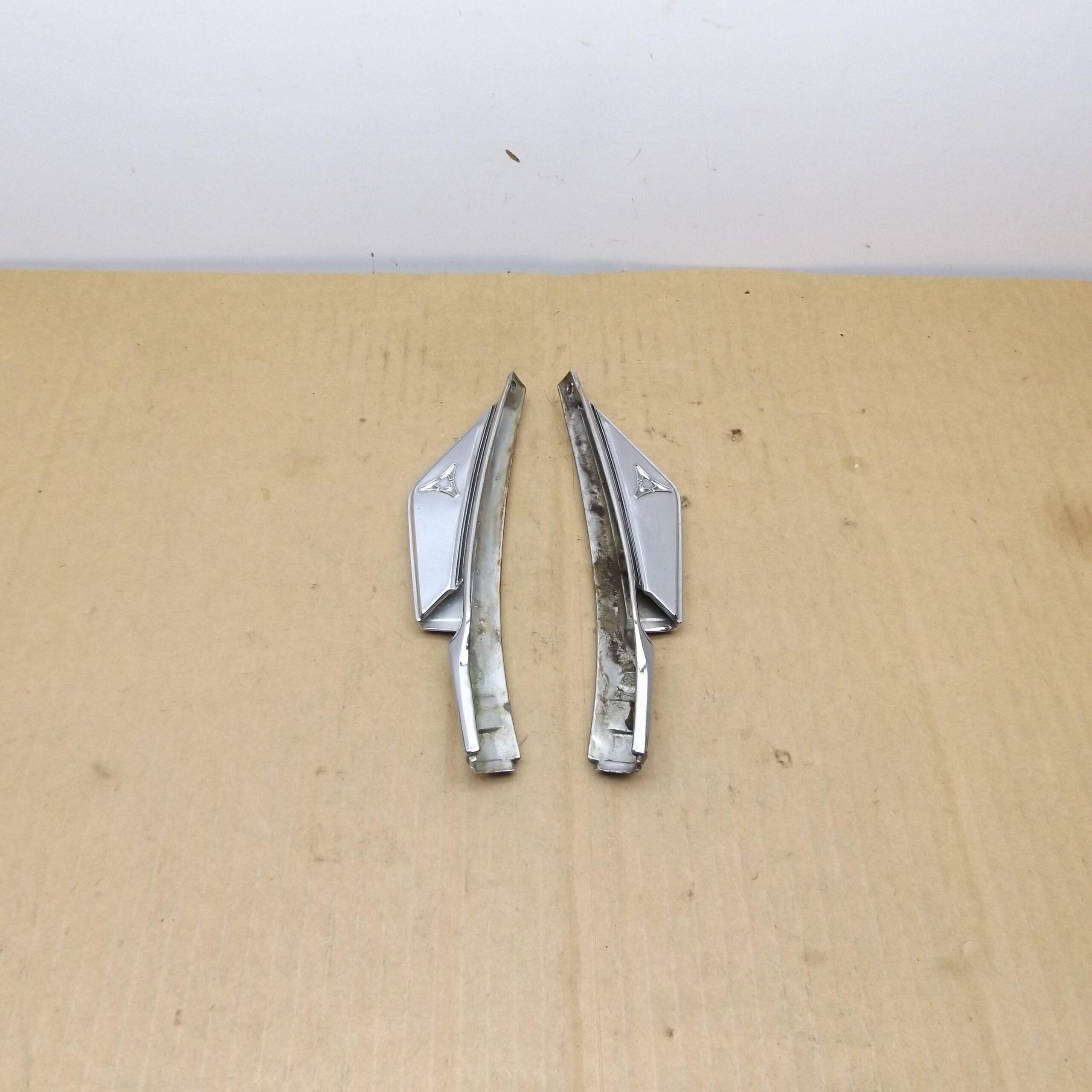 Genuine GM OEM Left Front Fender Turn Signal Lamp - Part #15249471 For Chevy Malibu & Saturn Aura