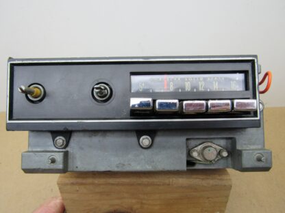 AM Radio# 2884759 - E - Body - 1970 - USED - SHIPS FREE TO LOWER 48 - Image 2