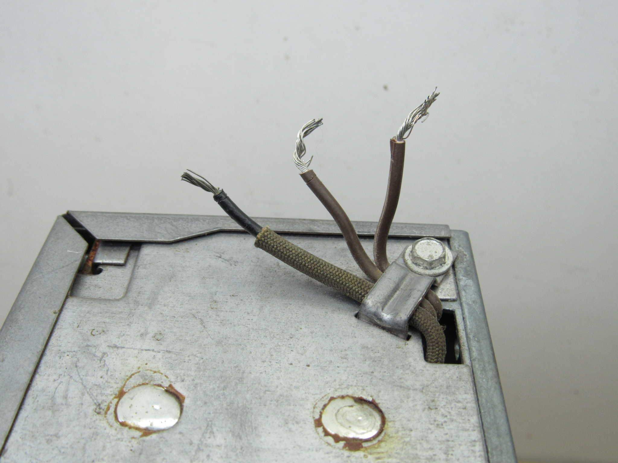 AM Radio# 2496270 - Model 218 - A - Body - Plymouth - 1963-64 - USED - SHIPS FREE TO LOWER 48 - Image 5