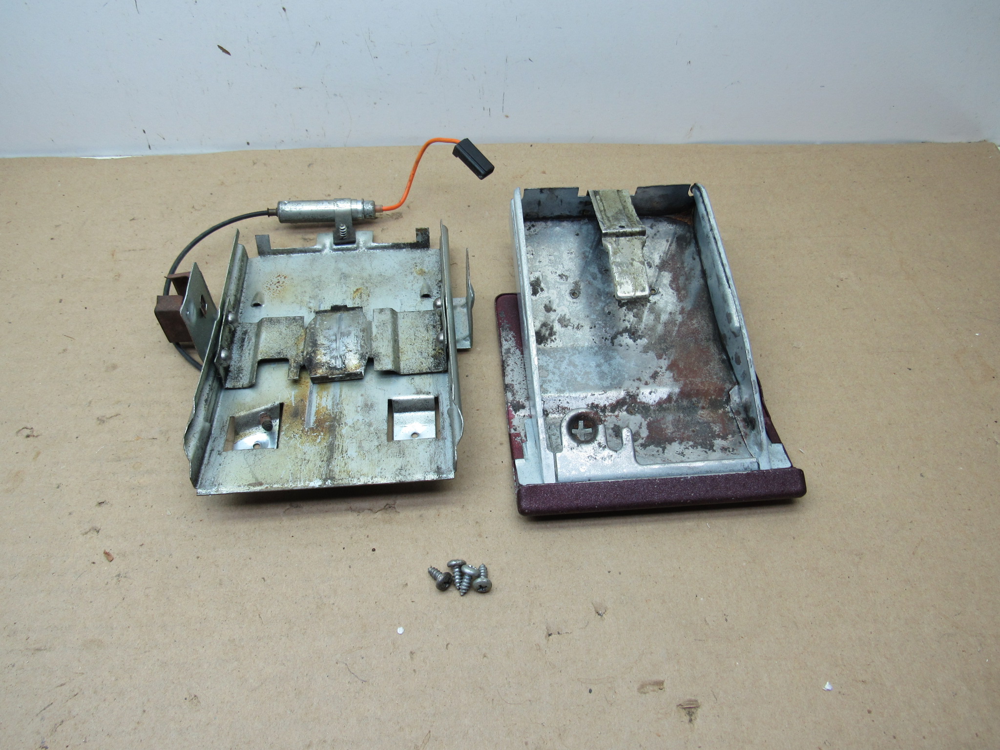 Instrument Panel Ash Receiver W/Face Plate Pkg# 2889574 - A - Body - Early Type - 1968 - USED - SHIPS FREE TO LOWER 48 - Image 2