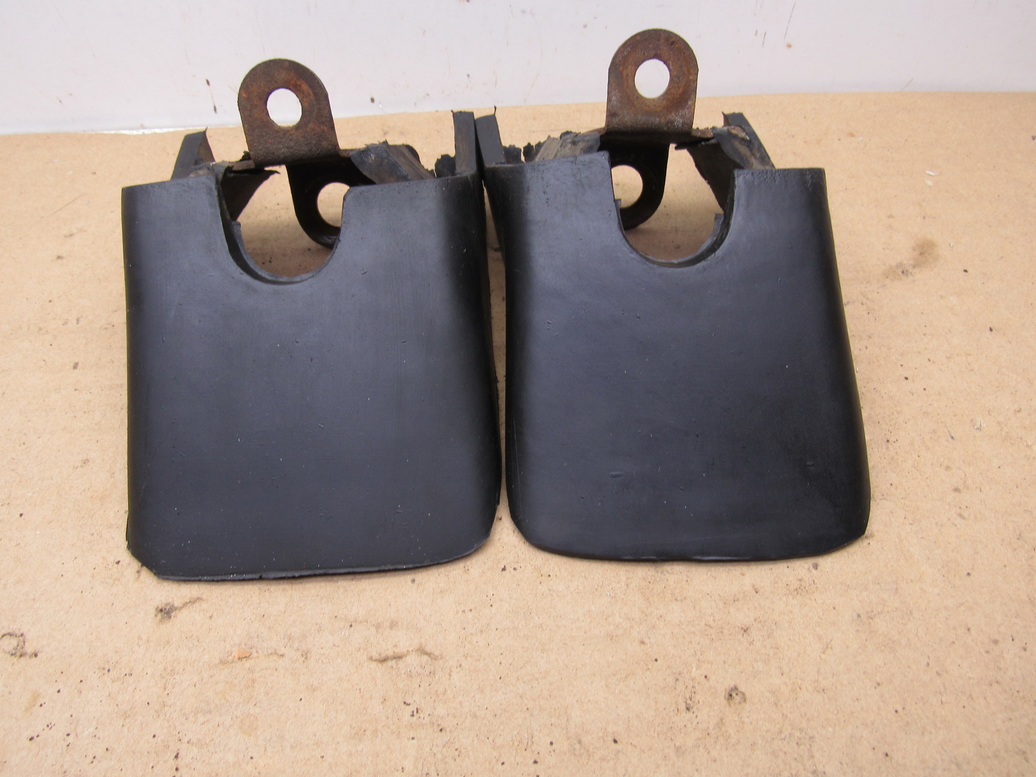 Rear Bumper Guard / Cushion Pkg 3686520-1 / 3754212-3 / 3686590-1 - Dodge Challenger - 1974 - USED - SHIPS FREE TO LOWER 48 - Image 6