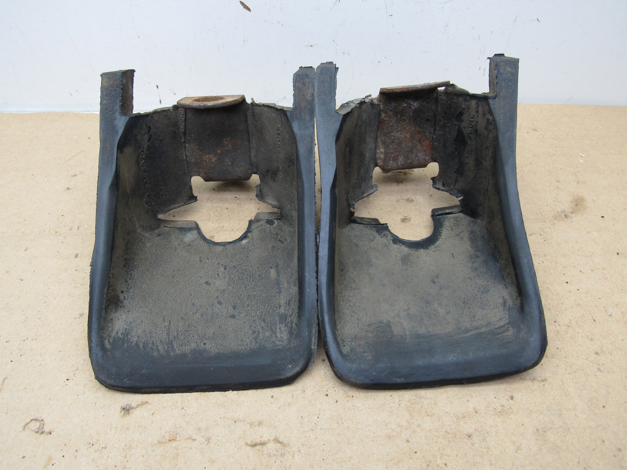 Rear Bumper Guard / Cushion Pkg 3686520-1 / 3754212-3 / 3686590-1 - Dodge Challenger - 1974 - USED - SHIPS FREE TO LOWER 48 - Image 5