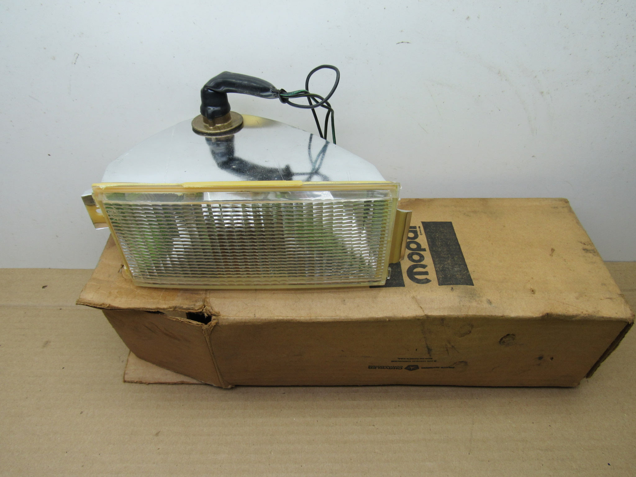 Park and Turn Signal Lamp# 4076612 - RH - Chrysler Cordoba - 1980 - NOS - SHIPS FREE TO LOWER 48