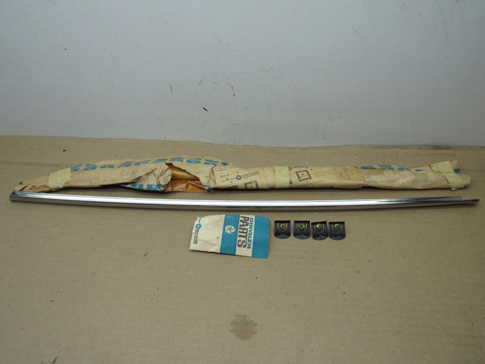 Outside Windshield Moulding Pkg# 2584106 - RH - C - Body - 2 & 4 Door - Hardtop - 1965-66 - NOS - SHIPS FREE TO LOWER 48